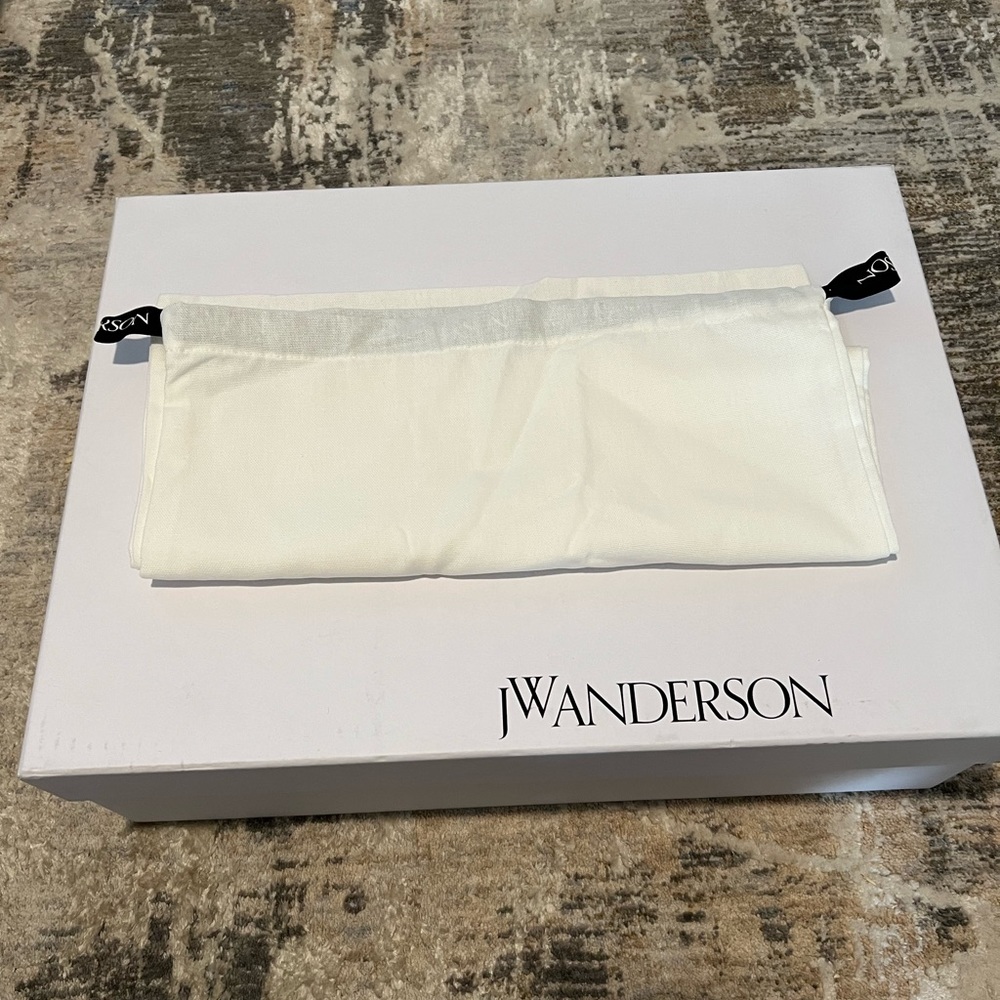 JW Anderson - Picture 2 of 8